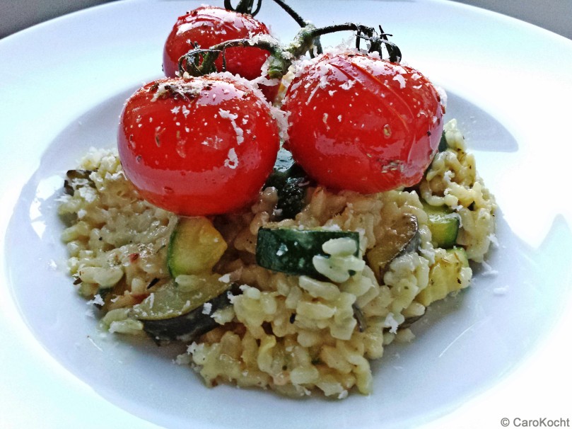 Zucchini risotto with rosemary-roasted tomatoes // Zucchini-Risotto mit ...